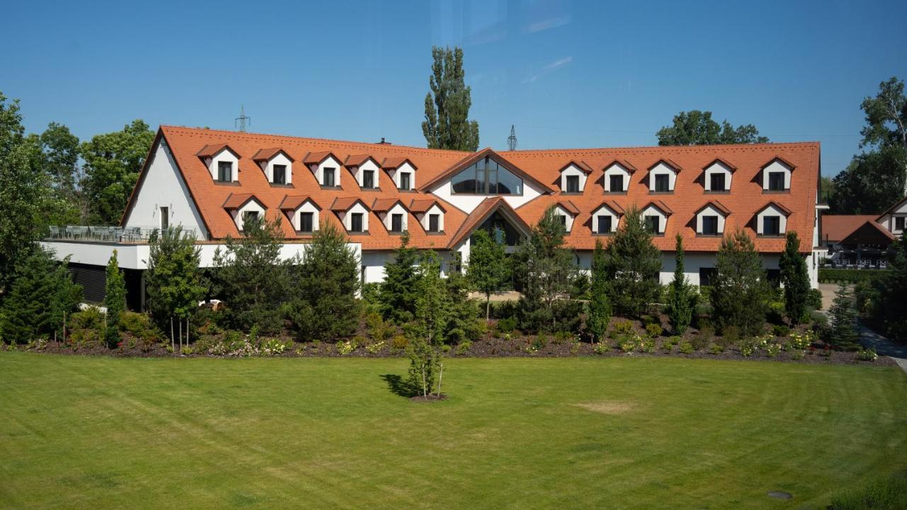 Hotel Hranicni Zamecek Hlohovec Exterior photo